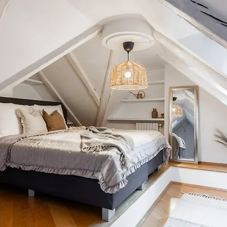 Luxury Retreat By Charles Bridge Apartment