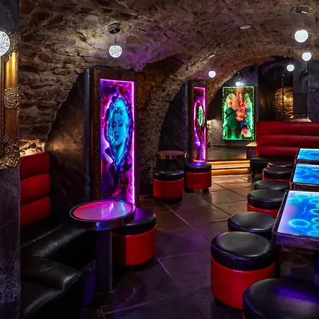 U Zlateho Stromu By Bhg 4* Prague