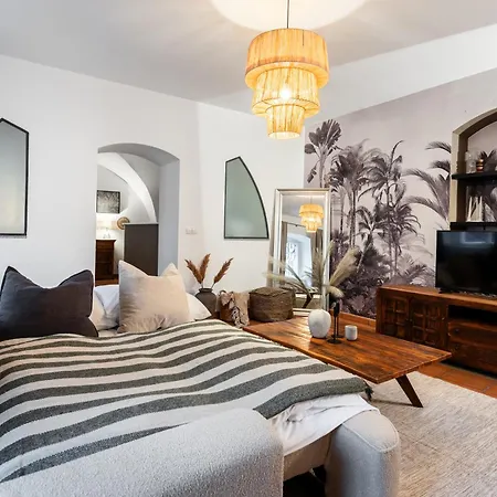 Luxury Retreat By Charles Bridge Apartment *