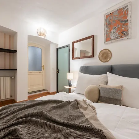 Luxury Retreat By Charles Bridge Apartment *