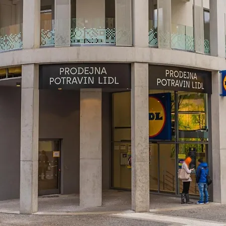 Apartment 12 Min Centrum, 200mb Wifi, Onsite Supermarket Prague