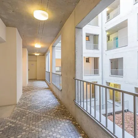 12 Min Centrum, 200mb Wifi, Onsite Supermarket Apartment *