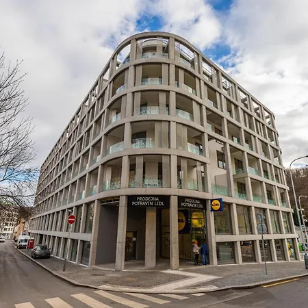 12 Min Centrum, 200mb Wifi, Onsite Supermarket * Prague
