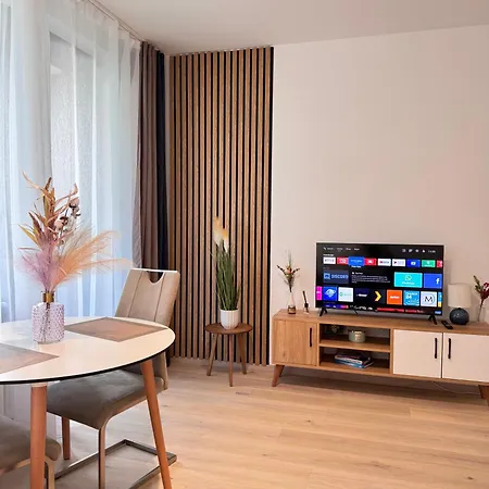 Cozy With A Balcony Apartment Prague