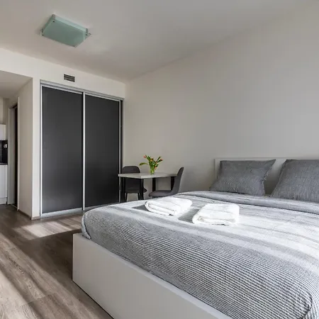 12 Min Centrum, 200mb Wifi, Onsite Supermarket Apartment Prague