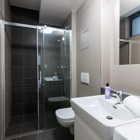 Apartment 12 Min Centrum, 200mb Wifi, Onsite Supermarket Prague