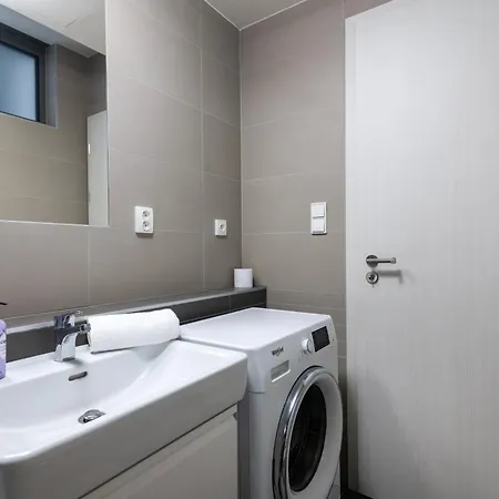 12 Min Centrum, 200mb Wifi, Onsite Supermarket Apartment