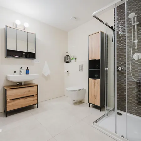 Days - 1bdr - Work Space - Easy Access Apartment Prague