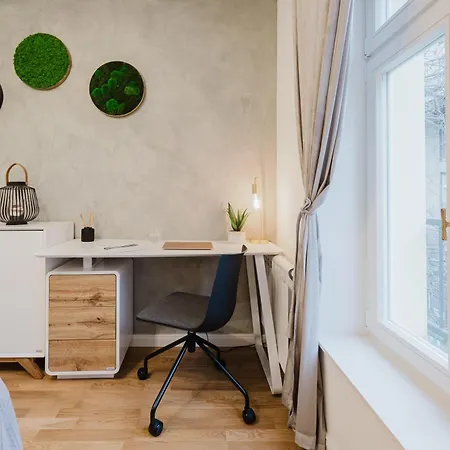 Days - 1bdr - Work Space - Easy Access Apartment Prague
