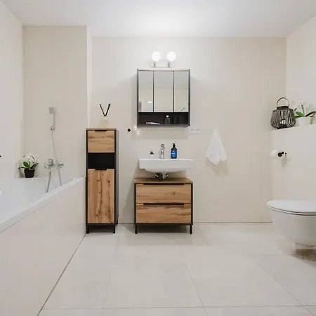 Days - 1bdr - Work Space - Easy Access Apartment Prague