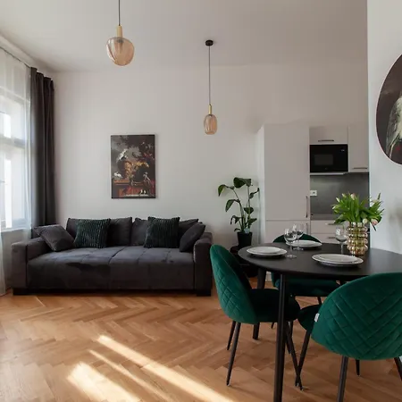 Churchill Heritage Apartment *