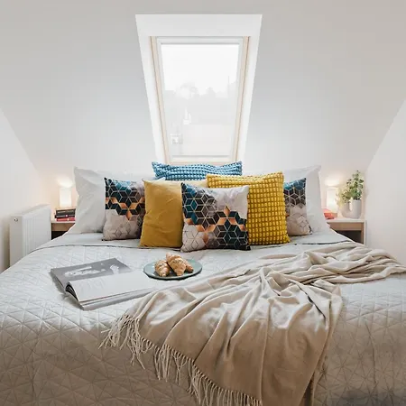 Days - Attic 1bdr - Workspace - Garage - Smichov Apartment Prague