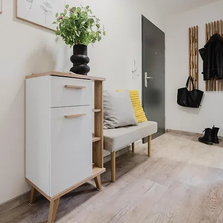 Days - Attic 1bdr - Workspace - Garage - Smichov