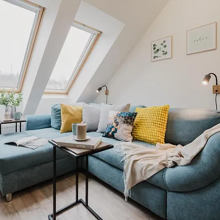 Days - Attic 1bdr - Workspace - Garage - Smichov Apartment *