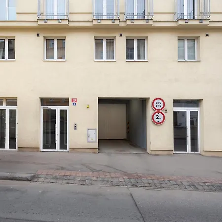 Apartment Days - Attic 1bdr - Workspace - Garage - Smichov *