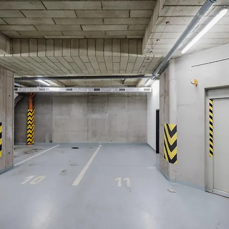 Days - Attic 1bdr - Workspace - Garage - Smichov Prague