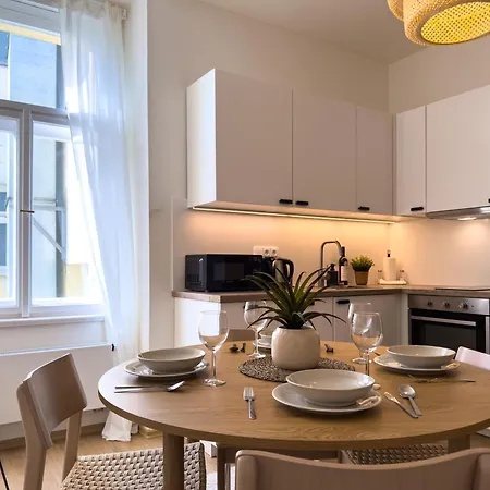 100m2 Wenceslas Comfort, 3bdr With Netflix Apartment
