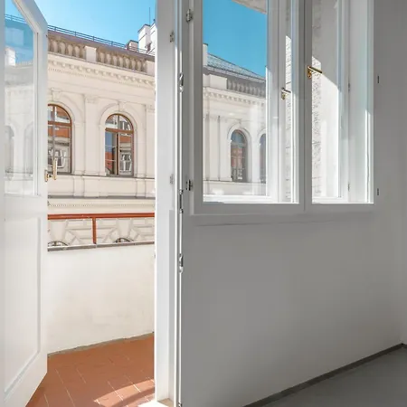 The Grand Krocinova Loft - Golden Bond Retreat