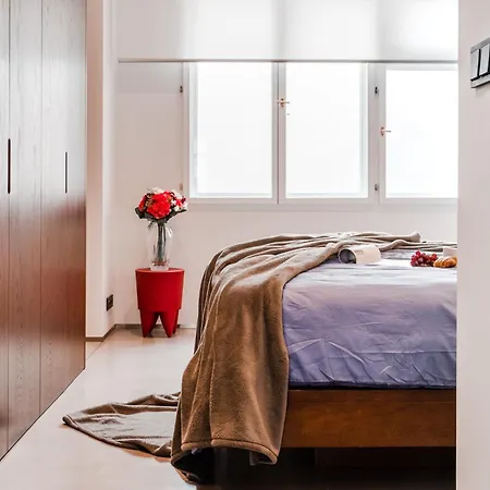 The Grand Krocinova Loft - Golden Bond Retreat 아파트