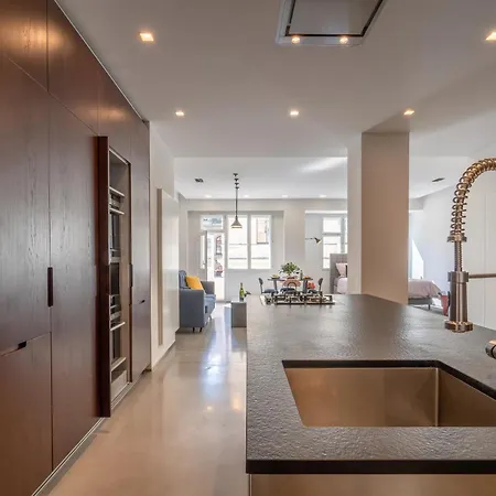 The Grand Krocinova Loft - Golden Bond Retreat 아파트 *