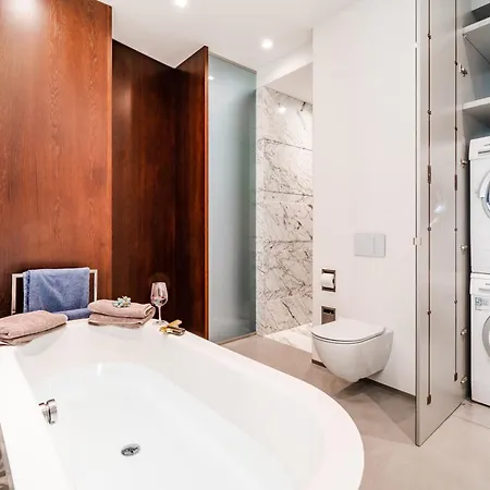 The Grand Krocinova Loft - Golden Bond Retreat