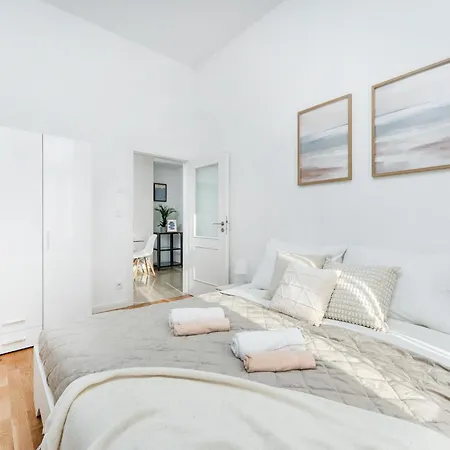 Sunny One Bedroom By Rentero * Praga