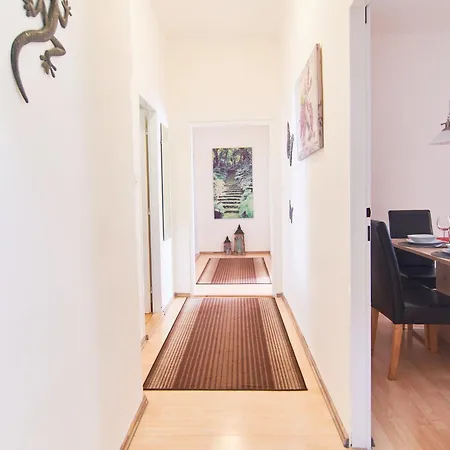Apartment Cozy With Terrace Near Castle