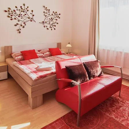 Cozy With Terrace Near Castle Apartment