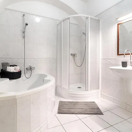 Apartment Luxury Karmelitska 2b
