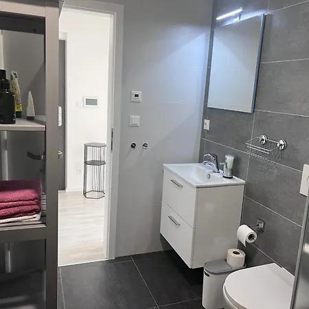 公寓 Modern Close To Tram And Airport, Free Parking