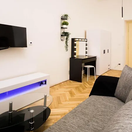 Black & White Apartment Prague By Wenceslas Square And Muzeum * Prag