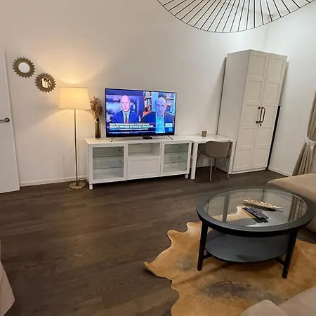 Luxury Modern Designed Oldtown Apartment *