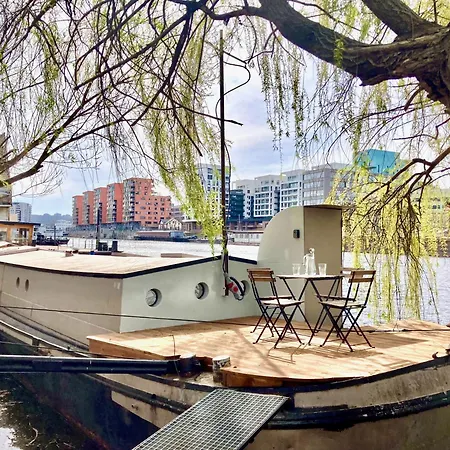 Hotel en barco On Boat, Privat Pier, Free Parking