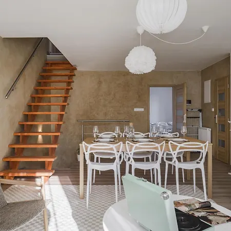 Spacious 4-story With Sauna & Garden Сasa de vacaciones