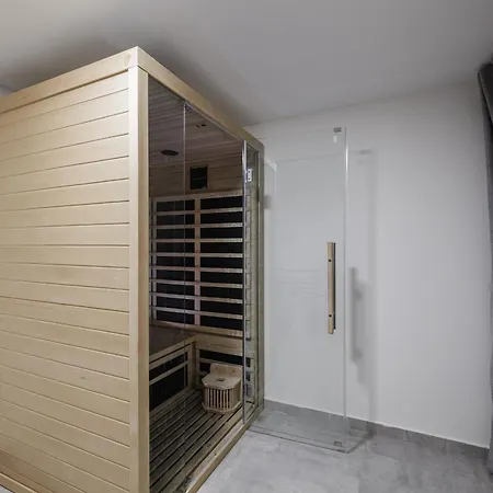 Spacious 4-story With Sauna & Garden * Praga