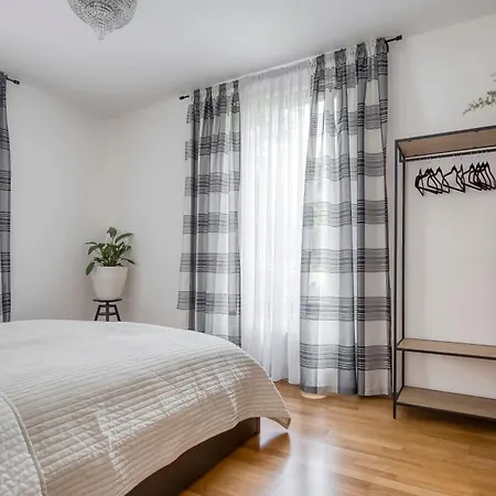 Appartement With Garden In 6