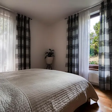 Appartement With Garden In 6