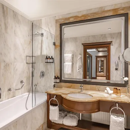 Hotel Nh Collection Carlo Iv 5*