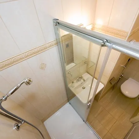 Antonie 3* Prague