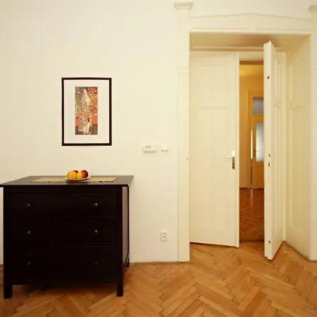 Leo Old Town Apartment