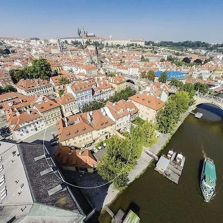Archibald At The Charles Bridge 4* Prag