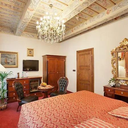 U Zlateho Stromu By Bhg Hotel