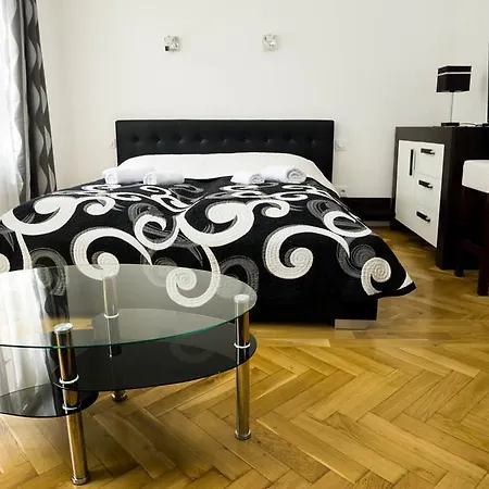 Black & White Apartment Prague By Wenceslas Square And Muzeum Prag