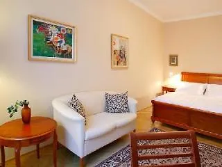 Hunger Aparthotel