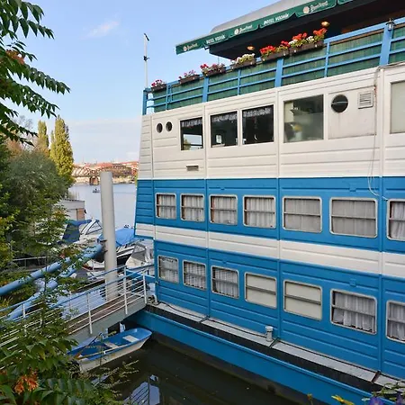 Vodnik Botel
