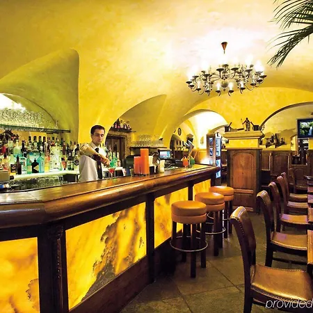 U Zlateho Stromu By Bhg 4* Prague