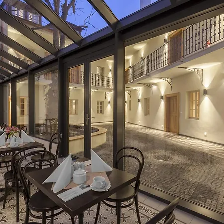 Hotell At The White Lily 4*
