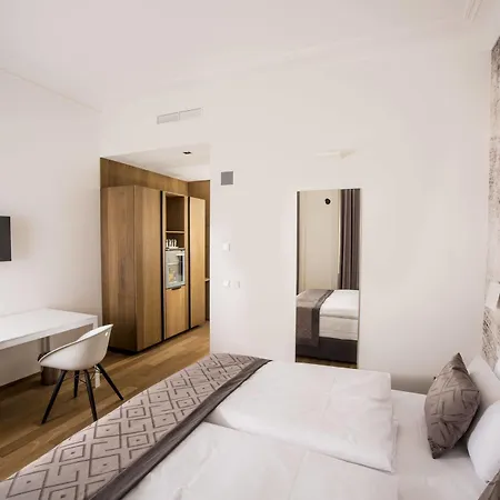 Golden Crown 4* Prague