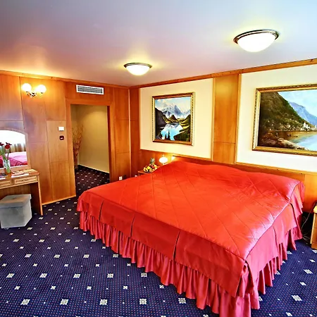 מלון Top Hotel Praha 4*
