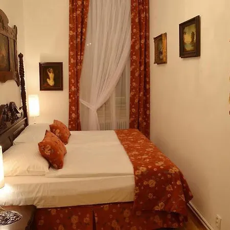U Zlateho Stromu By Bhg 4* Prague